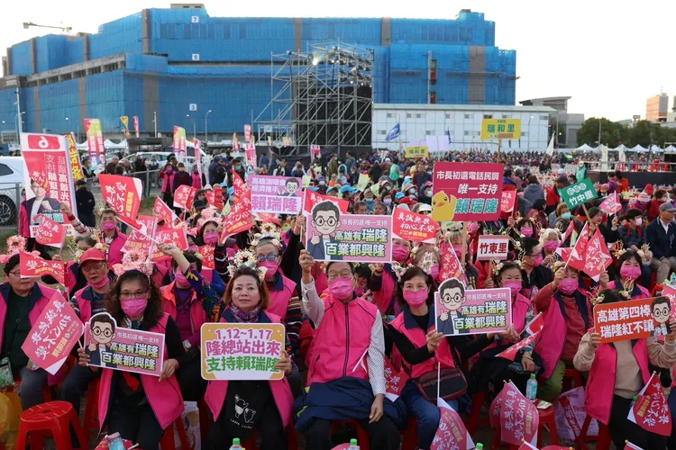 賴瑞隆4日傍晚於捷運鳳山西站旁空地舉辦「真誠無畏之夜」造勢活動。翻攝畫面