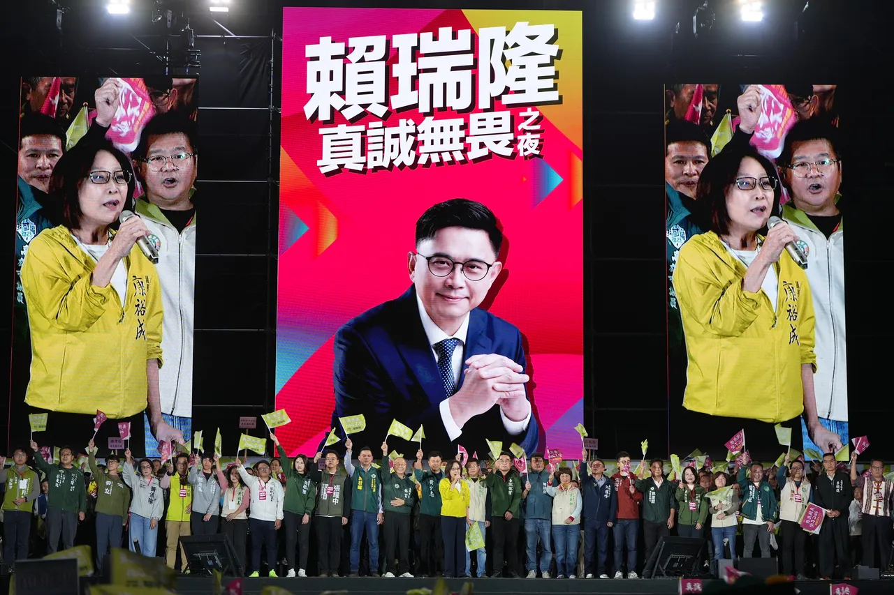 高雄市議長康裕成與多位市議員、議員參選人上台力挺。翻攝畫面