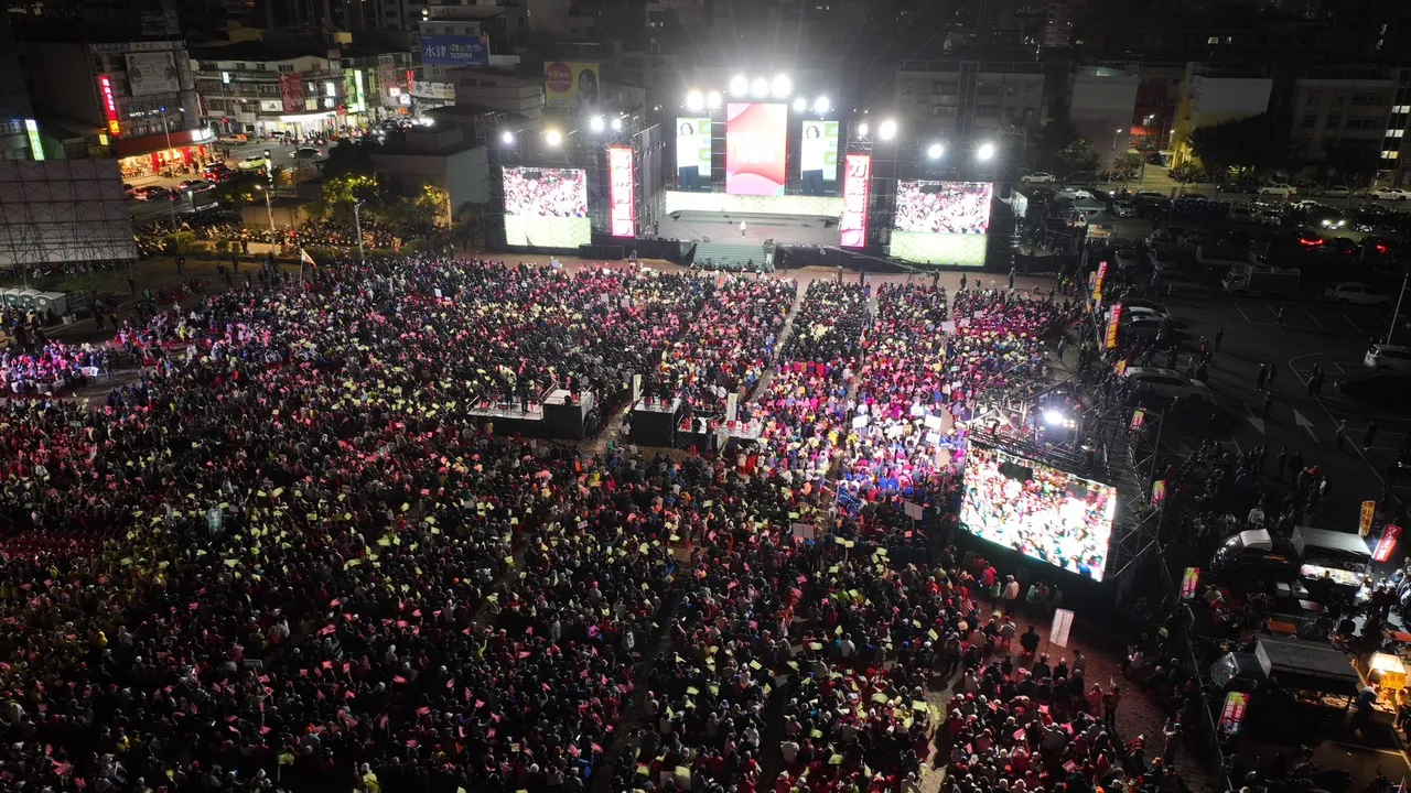 賴瑞隆4日傍晚於捷運鳳山西站旁空地舉辦「真誠無畏之夜」造勢活動。翻攝畫面
