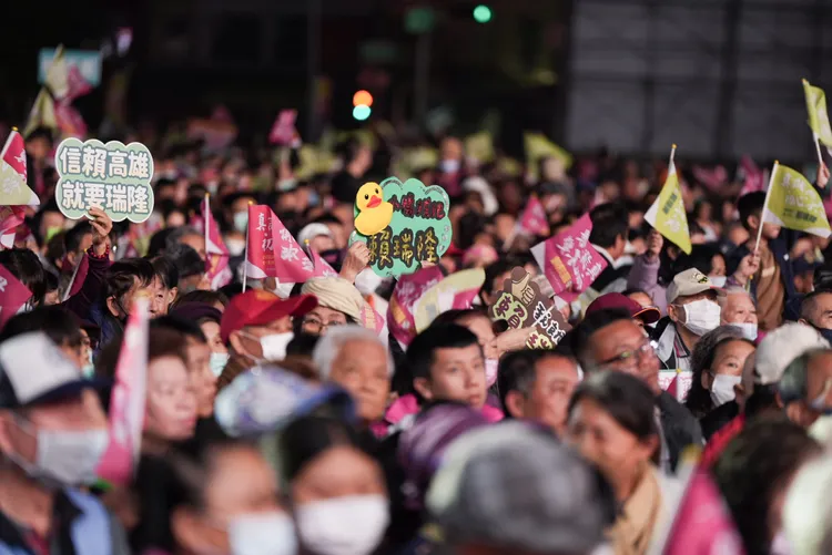 賴瑞隆4日傍晚於捷運鳳山西站旁空地舉辦「真誠無畏之夜」造勢活動。翻攝畫面