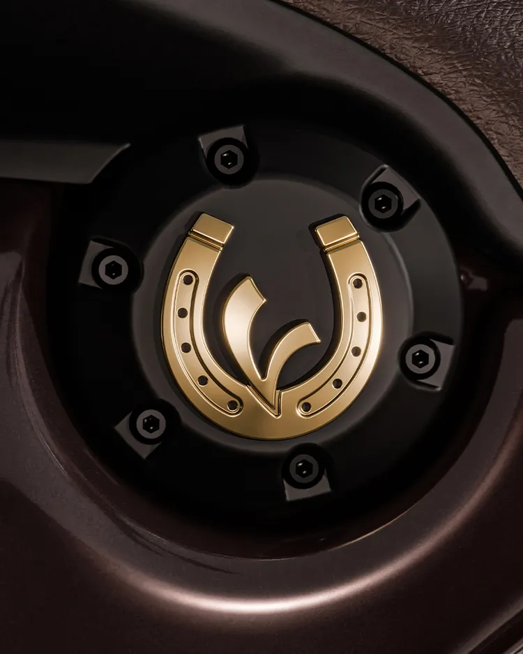 座墊下方一枚金色的馬蹄鐵，環繞著Vespa的「V」字標誌。業者提供