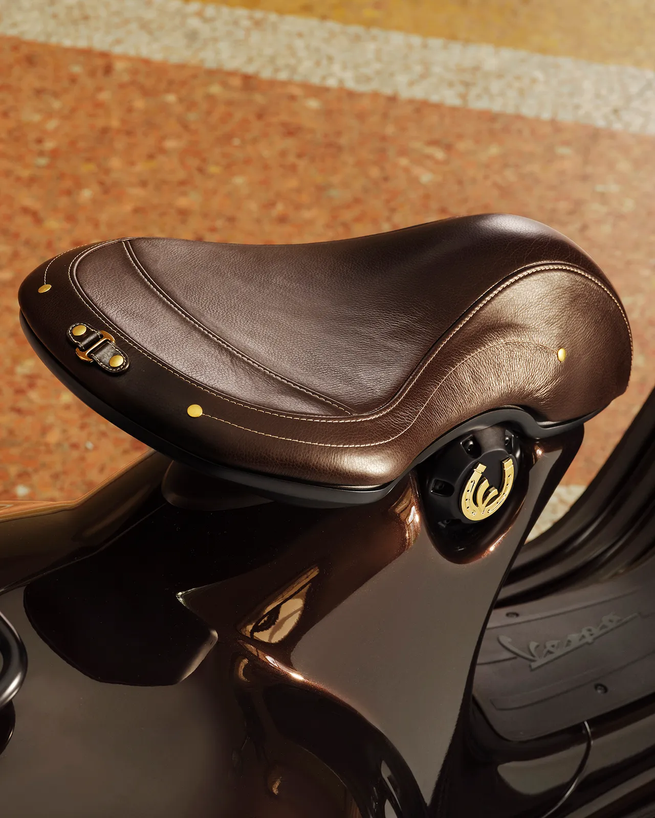 皮革坐墊搭配亮黃色的車縫線與金色鉚釘。業者提供