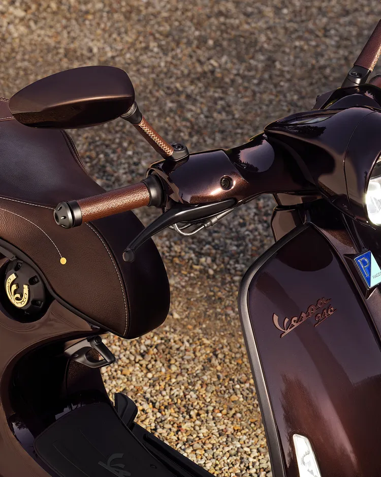 後視鏡與手把設計相輔相成，由職人精湛手藝勾勒出細緻的菱格紋車縫線。業者提供