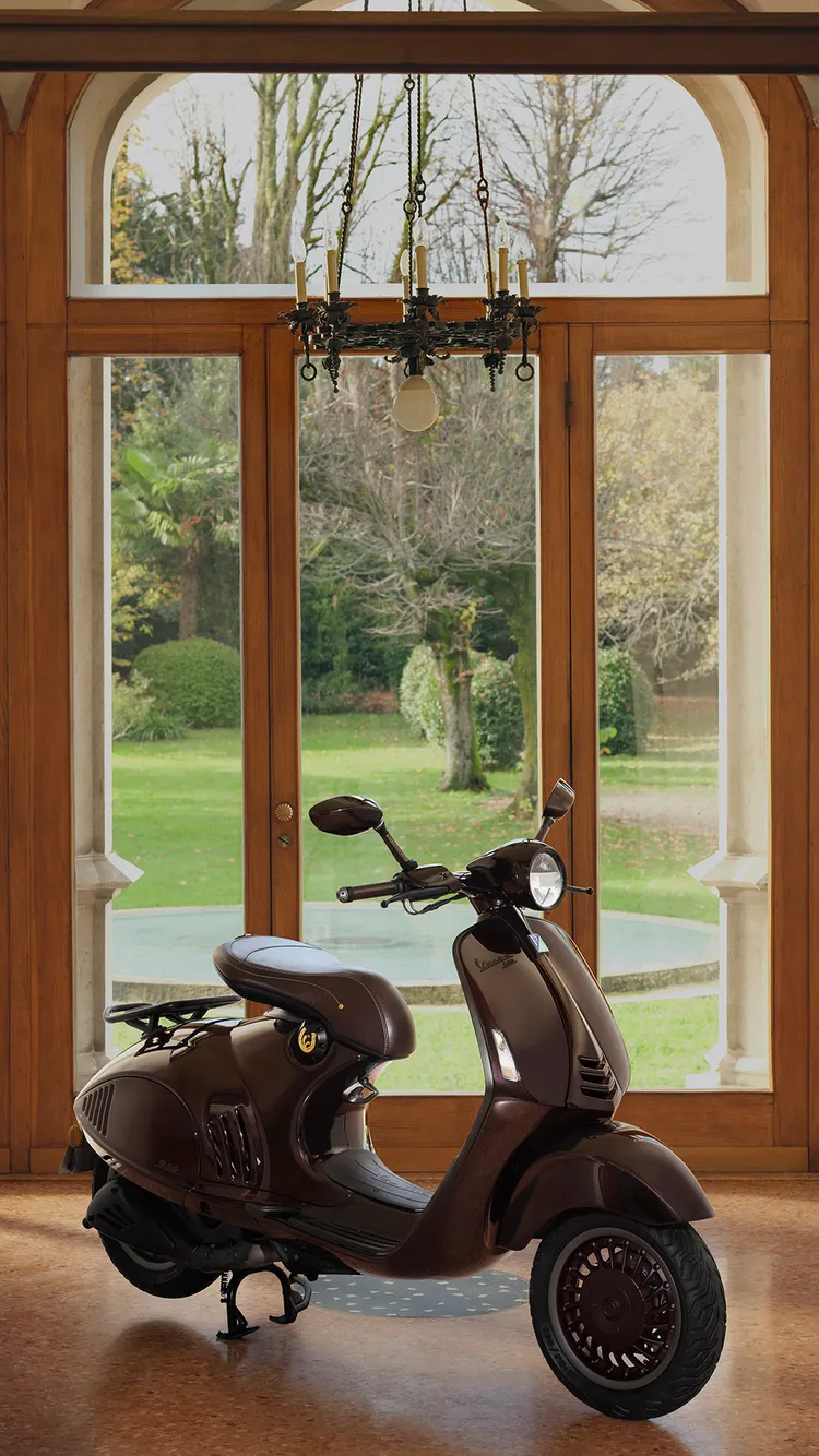 Vespa 946 Horse特仕版採用獨特的「月桂棕」（Bay color）並點綴精緻的金色飾面。業者提供