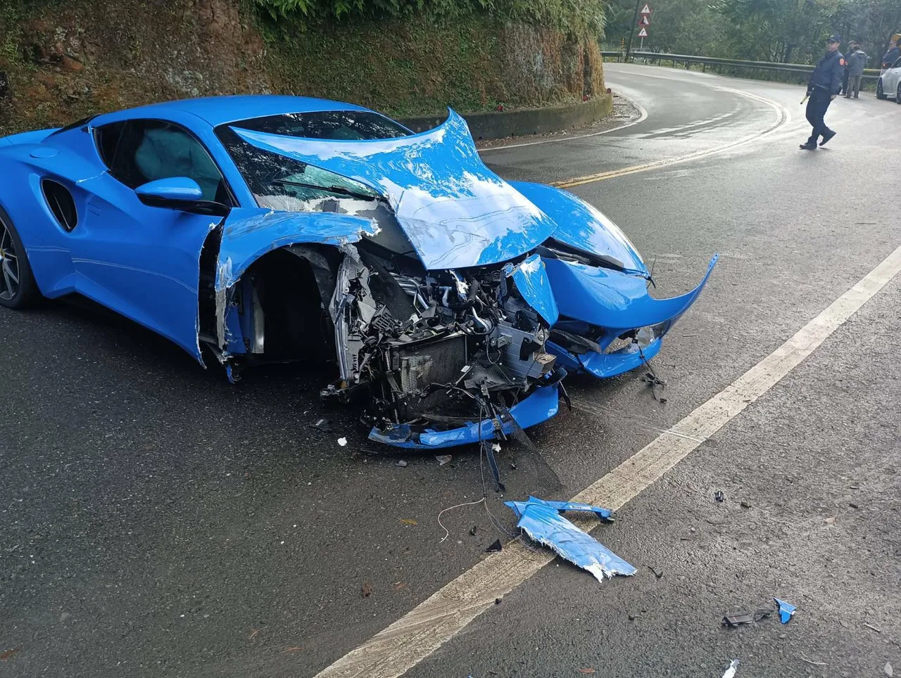 北宜公路45.6K莲花跑车自撞护栏　车头全毁了！50岁驾驶颈部受伤送医