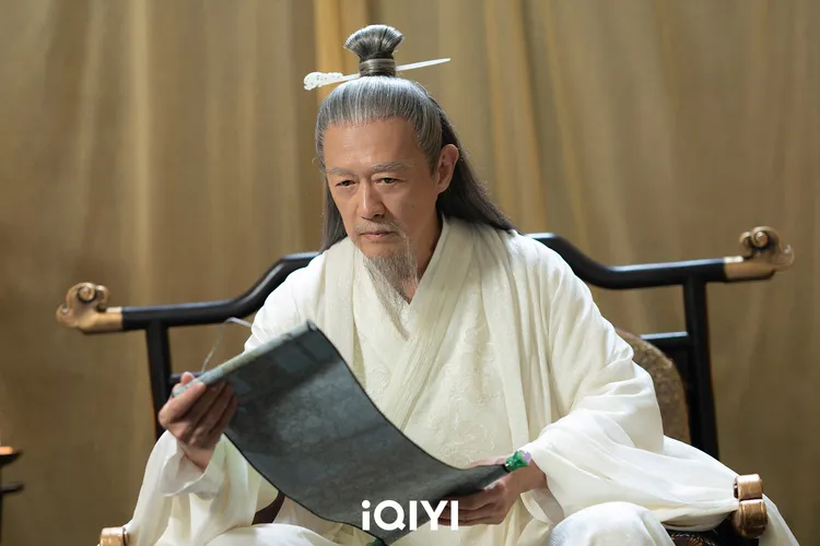 金士傑客串扮皇帝為人妖衝突拉開序幕。iQIYI愛奇藝國際站提供