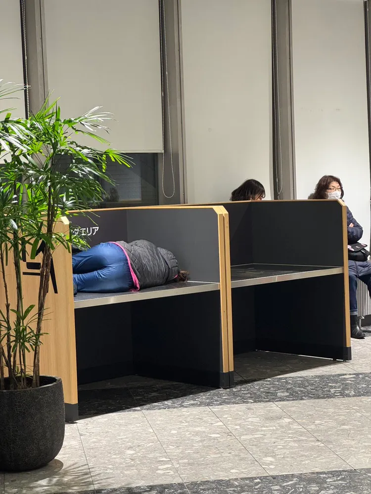 有人乾脆睡到桌子上。翻攝自X @fxtengoku