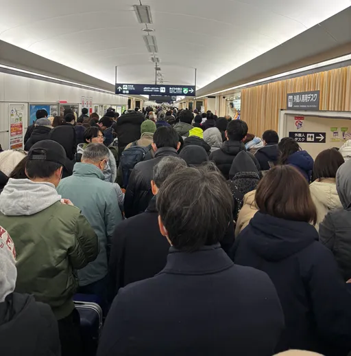 遊日快避開！7千人過夜擠爆機場　「打地鋪一位難求」