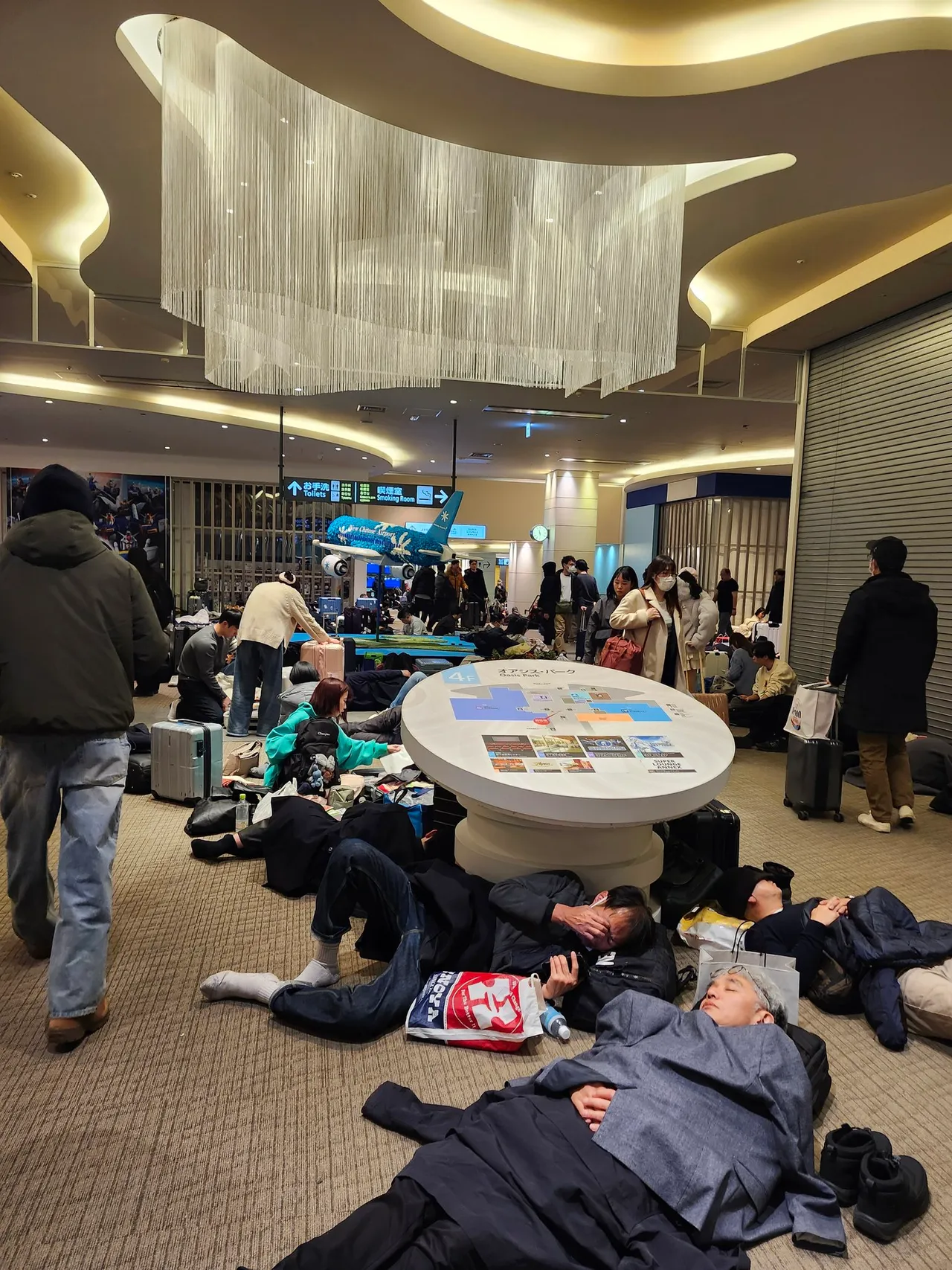 旅客席地而眠。翻攝自X @moses_mission