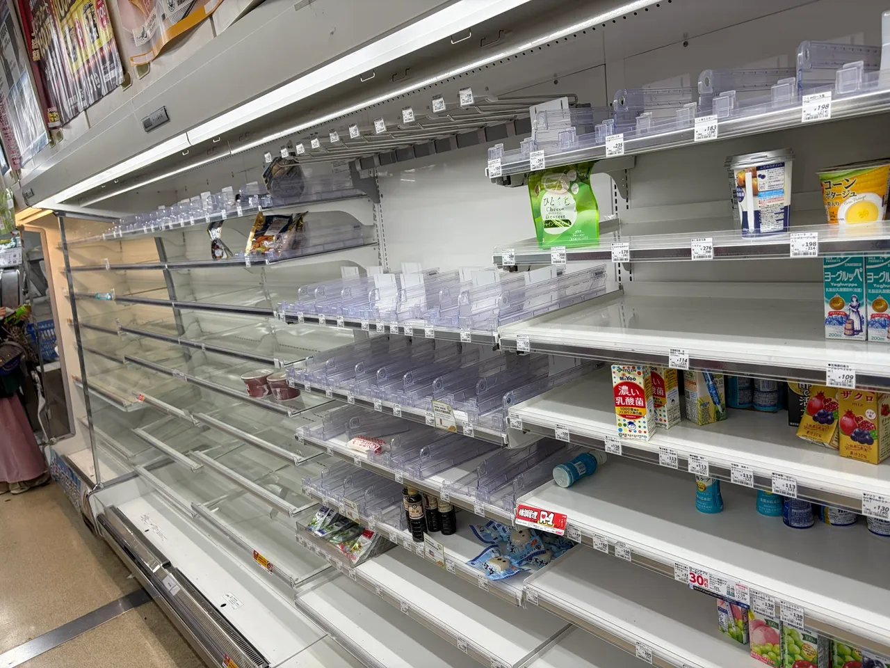 機場內便利商店貨架幾乎被清空。翻攝自X @CurryAndRiceok