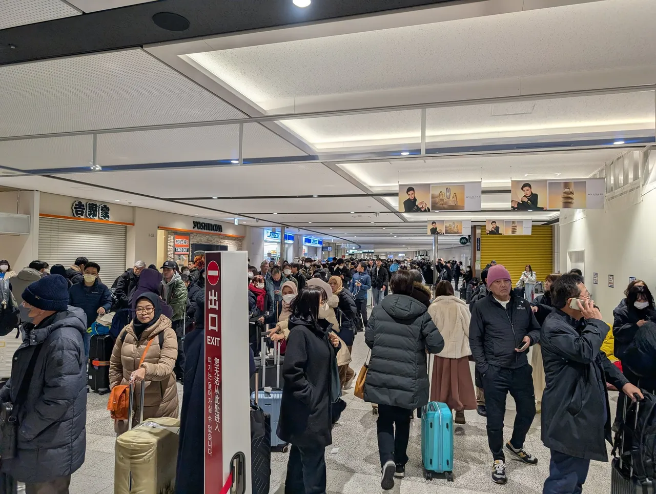 機場破例開放給旅客過夜。翻攝自X @giya55761079