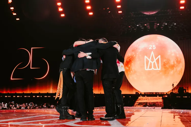 五月天用音樂陪伴粉絲前進每一天。相信音樂提供