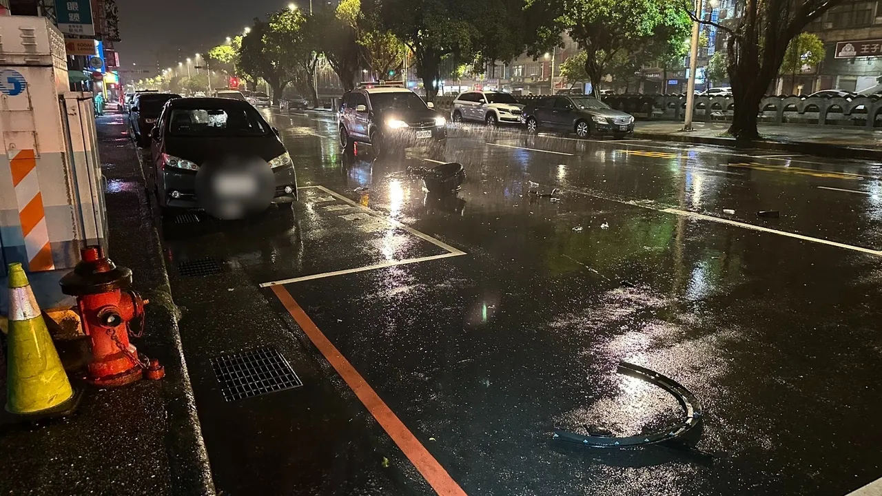 強大衝擊力造成輪胎斷裂。翻攝照片