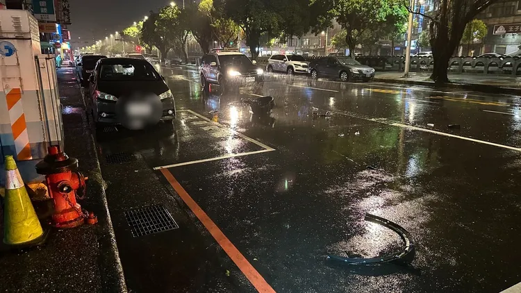 強大衝擊力造成輪胎斷裂。翻攝照片