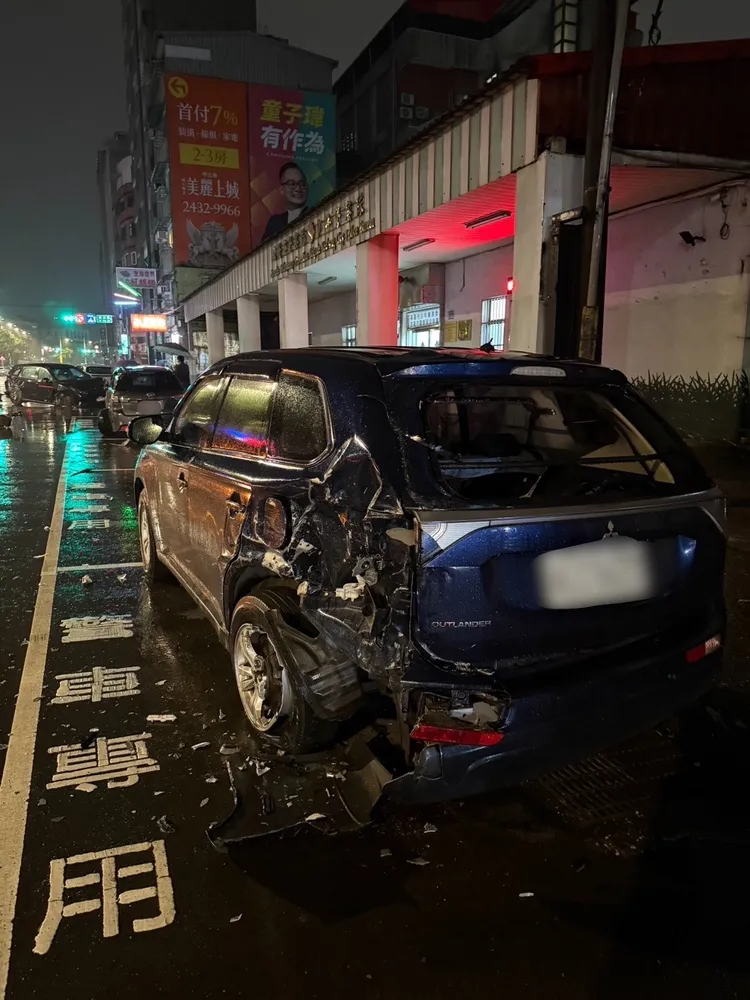 偵防車無辜挨撞，所幸全案無人受傷。翻攝照片