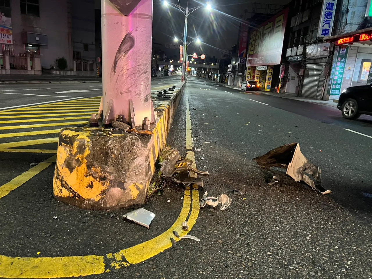 分隔島遭小黃撞毀。翻攝畫面