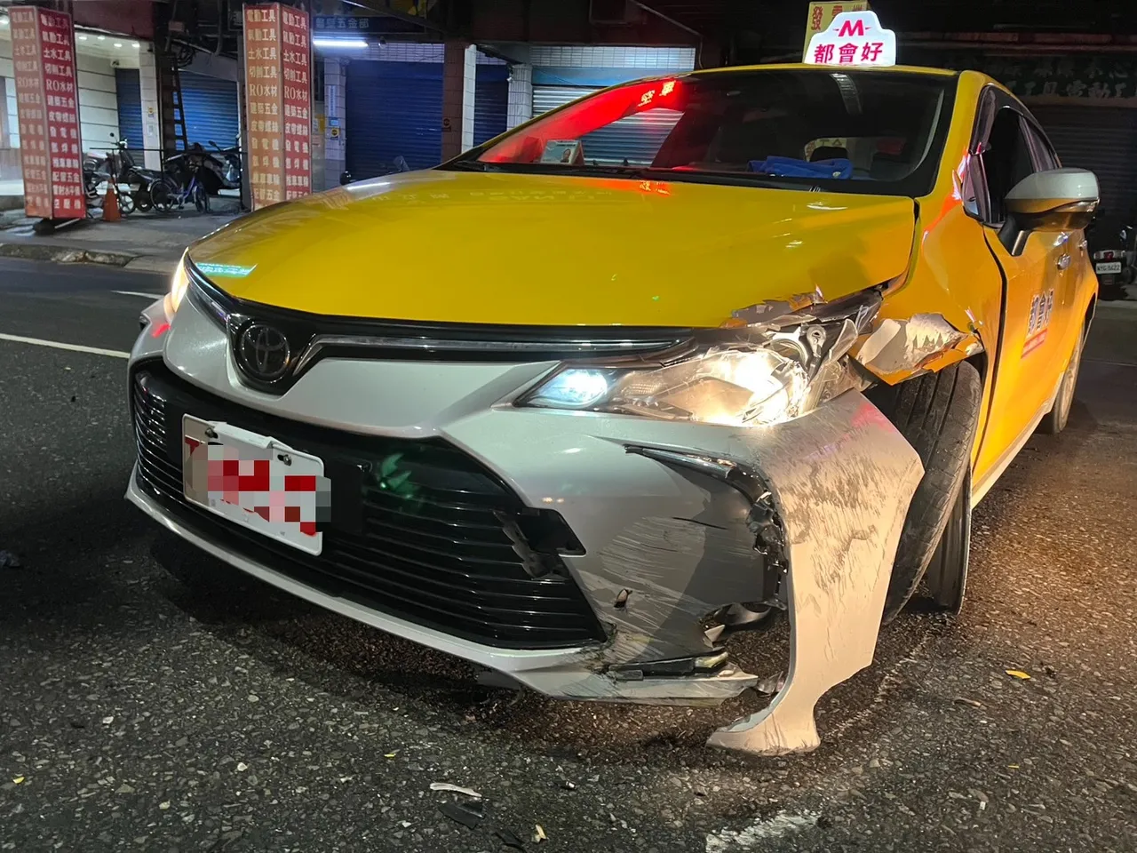 計程車車頭毀損。翻攝畫面