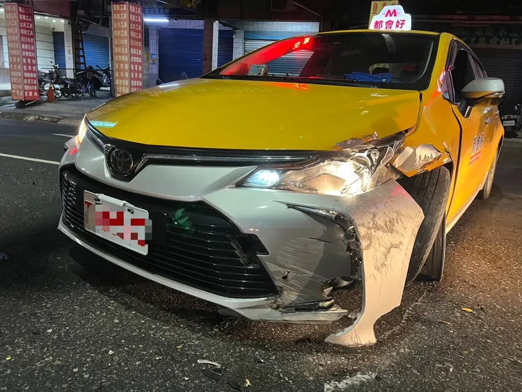 計程車車頭毀損。翻攝畫面