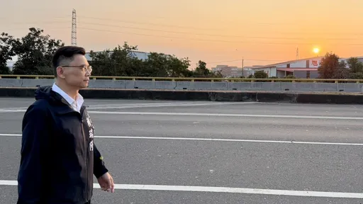 賴瑞隆po高雄「日出」其實是夕陽？　他秀照片資訊打臉酸民