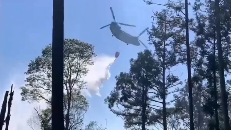陸軍航特部14日派遣空運作戰隊CH-47運輸直升機，執行空中灑水滅火任務。翻攝畫面　莊全成提供