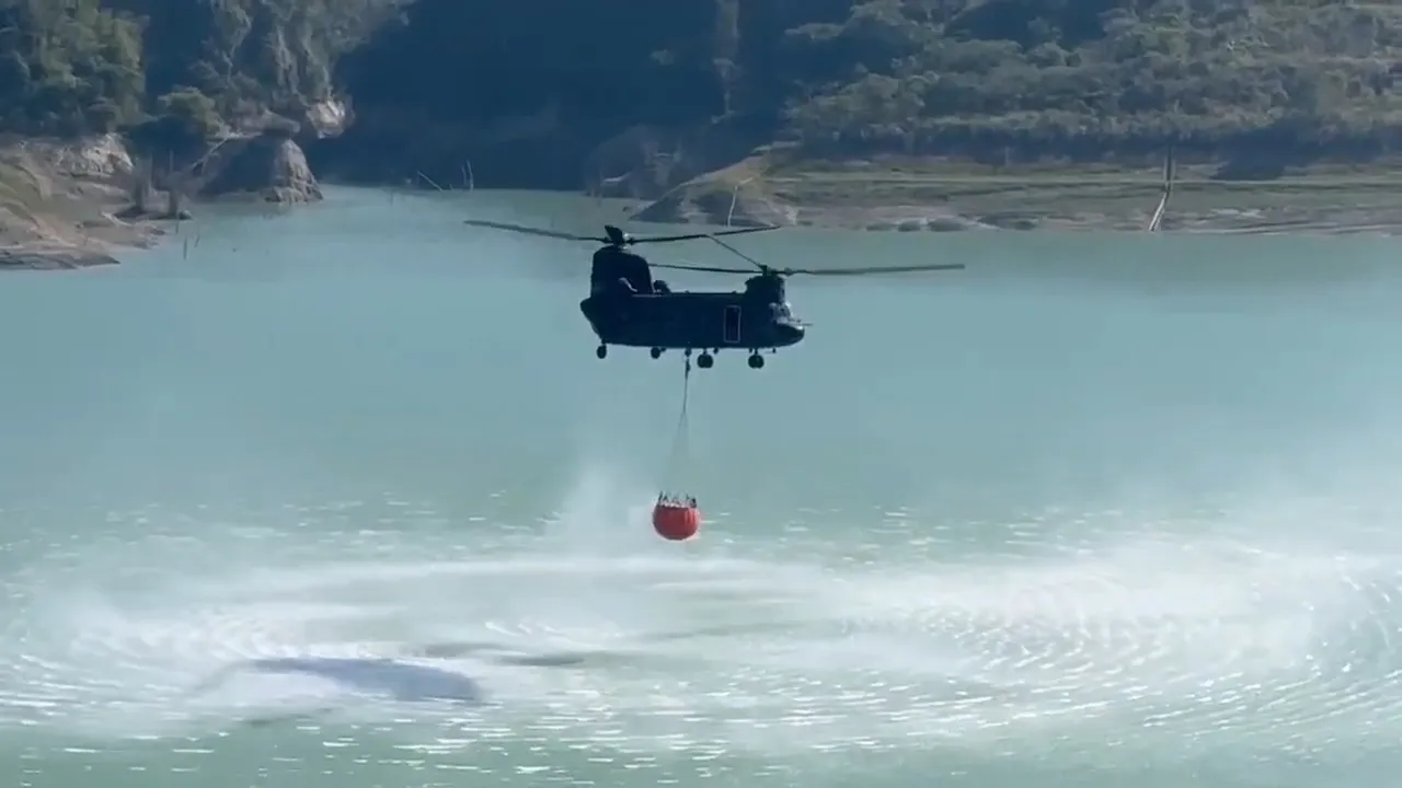 陸軍航特部14日派遣空運作戰隊CH-47運輸直升機，執行空中灑水滅火任務。翻攝畫面　莊全成提供