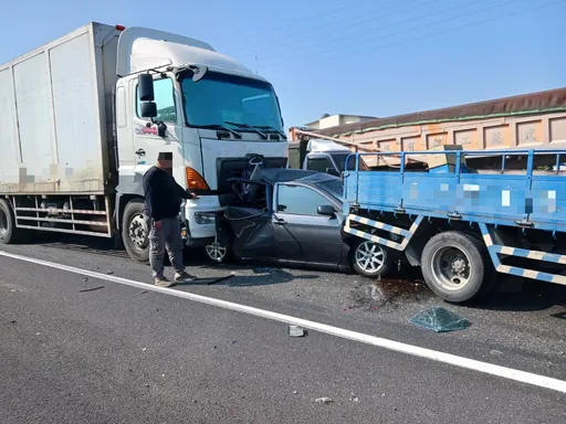 曳引車追撞自小客再追撞3車！自小客只剩半截　駕駛命大僅擦傷
