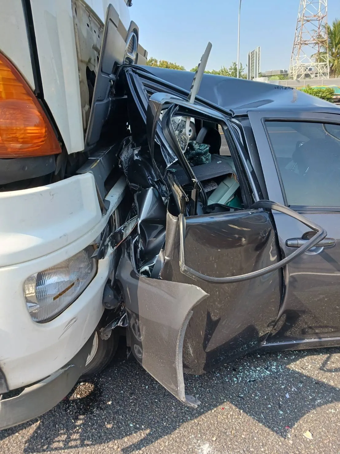 自小客被嚴重擠壓，只剩半截。翻攝畫面