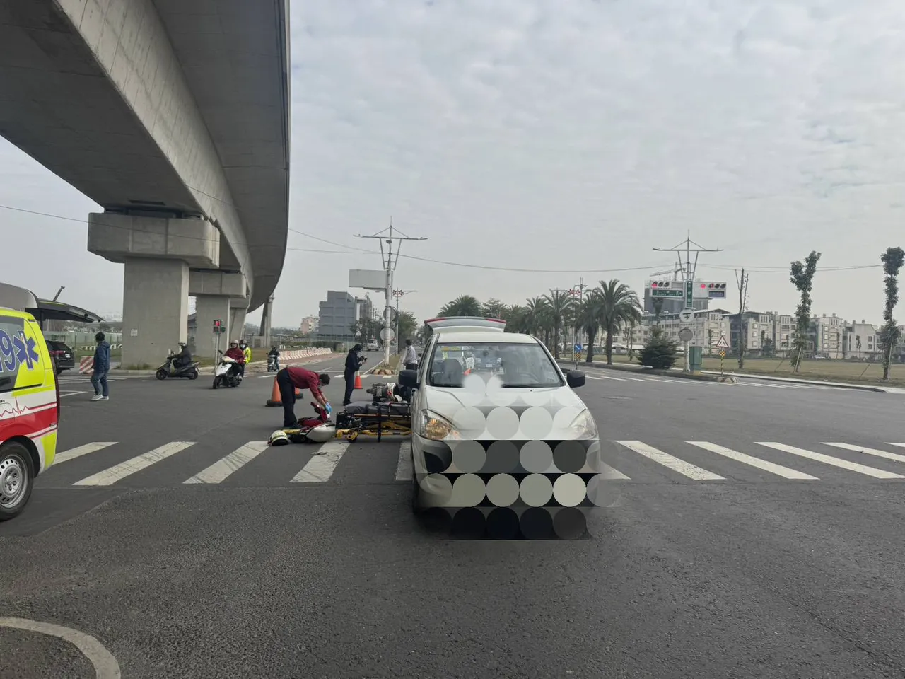 高雄惊传死亡车祸！厢型车闯红灯机车迎面猛撞　男骑士送医不治