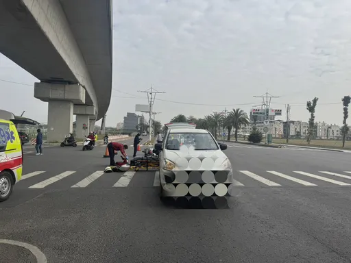 高雄惊传死亡车祸！厢型车闯红灯机车迎面猛撞　男骑士送医不治