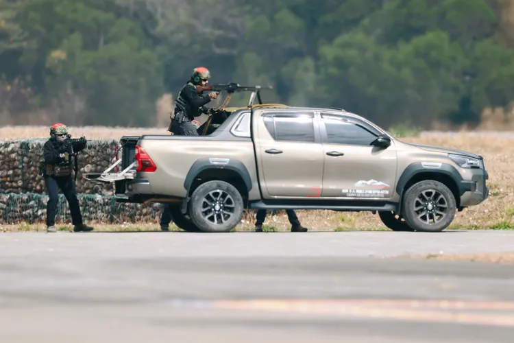 國軍徵用民車皮卡投入演練。記者李俊毅攝