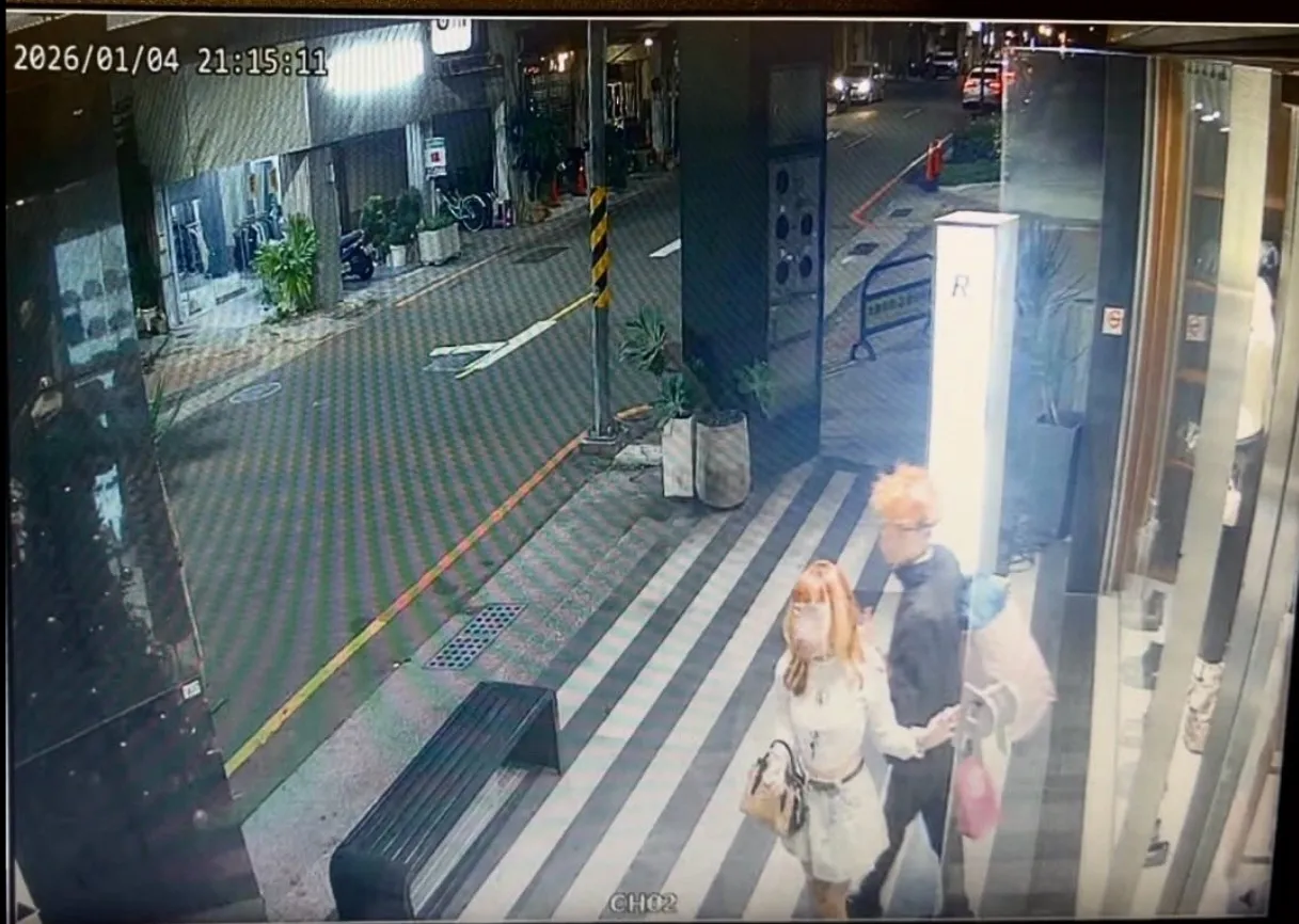 业者监视器画面显示，两人同进同出，根本不像女子所说「先离开」、两人不熟等。民众提供