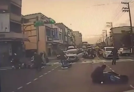 国小校门口小客车撞倒多辆机车　3人受伤送医