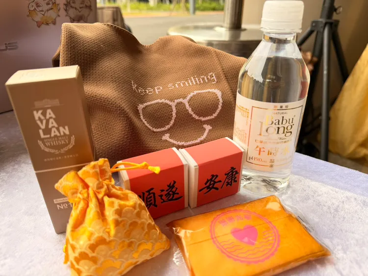 蕭敬騰岳父的「回禮」，其中包括金車威士忌、茶葉貼上「順遂」、「安康」二字，還有粗鹽跟「午時水」，包裝的布袋更暗藏巧思，印有Ｑ版林光寧的圖相。林丞偉攝