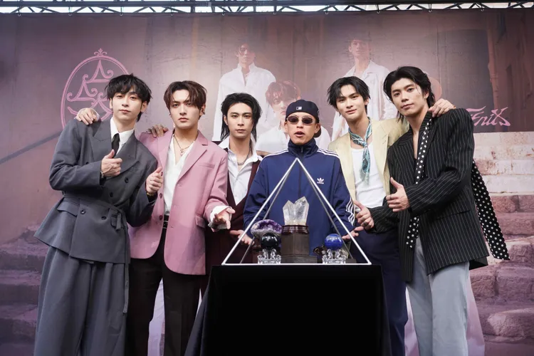 金曲製作人海大富（右3）送上水晶金字塔，盼FEniX能量滿滿。華納音樂提供