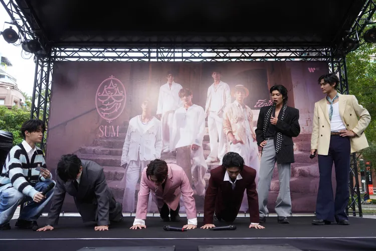 峻廷（右2起）與浦洋帶操3名即將入伍的團員。華納音樂提供