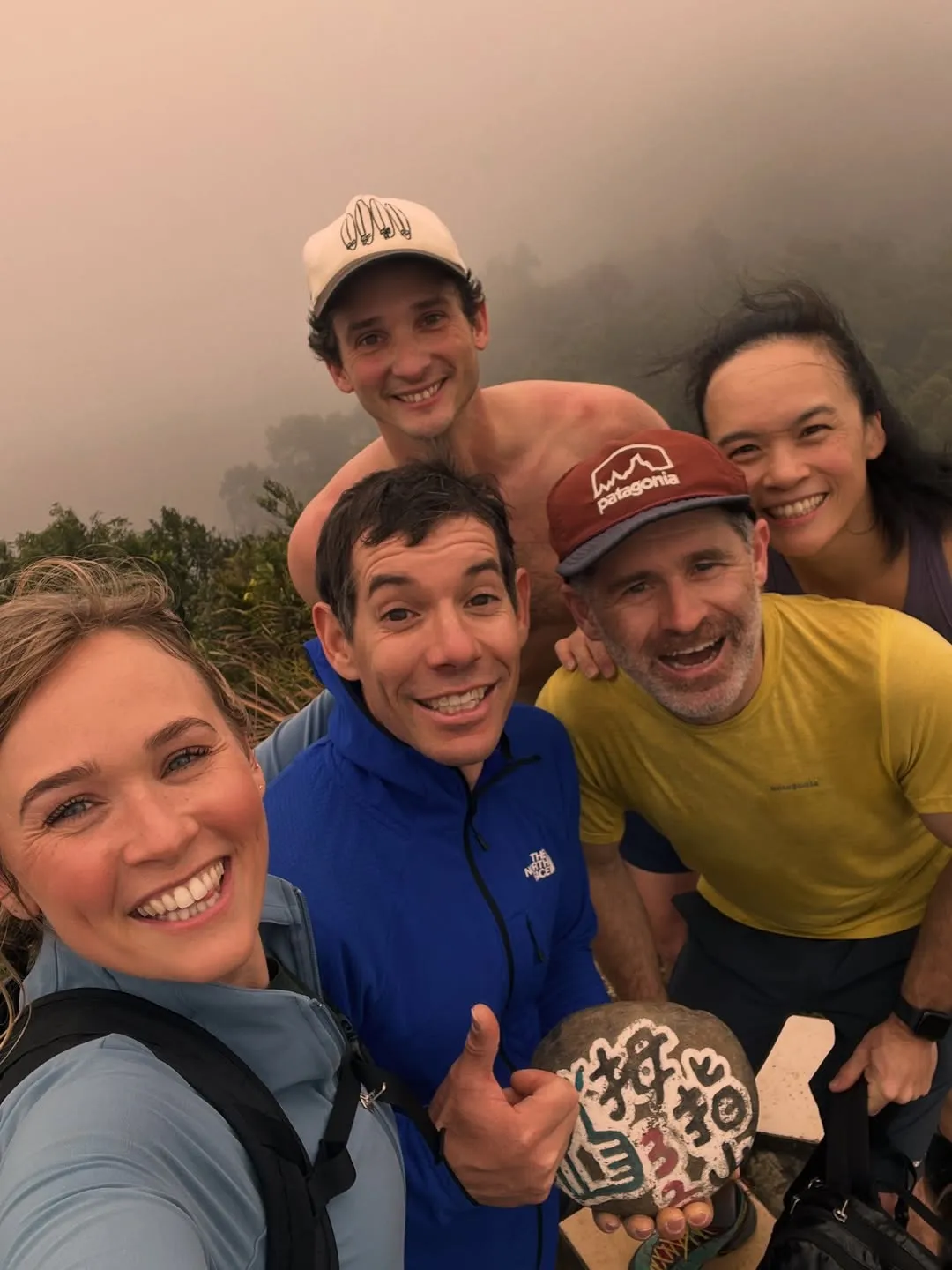 霍諾德與老婆一行人爬上姆指山山項拍紀念照。翻攝Sanni IG