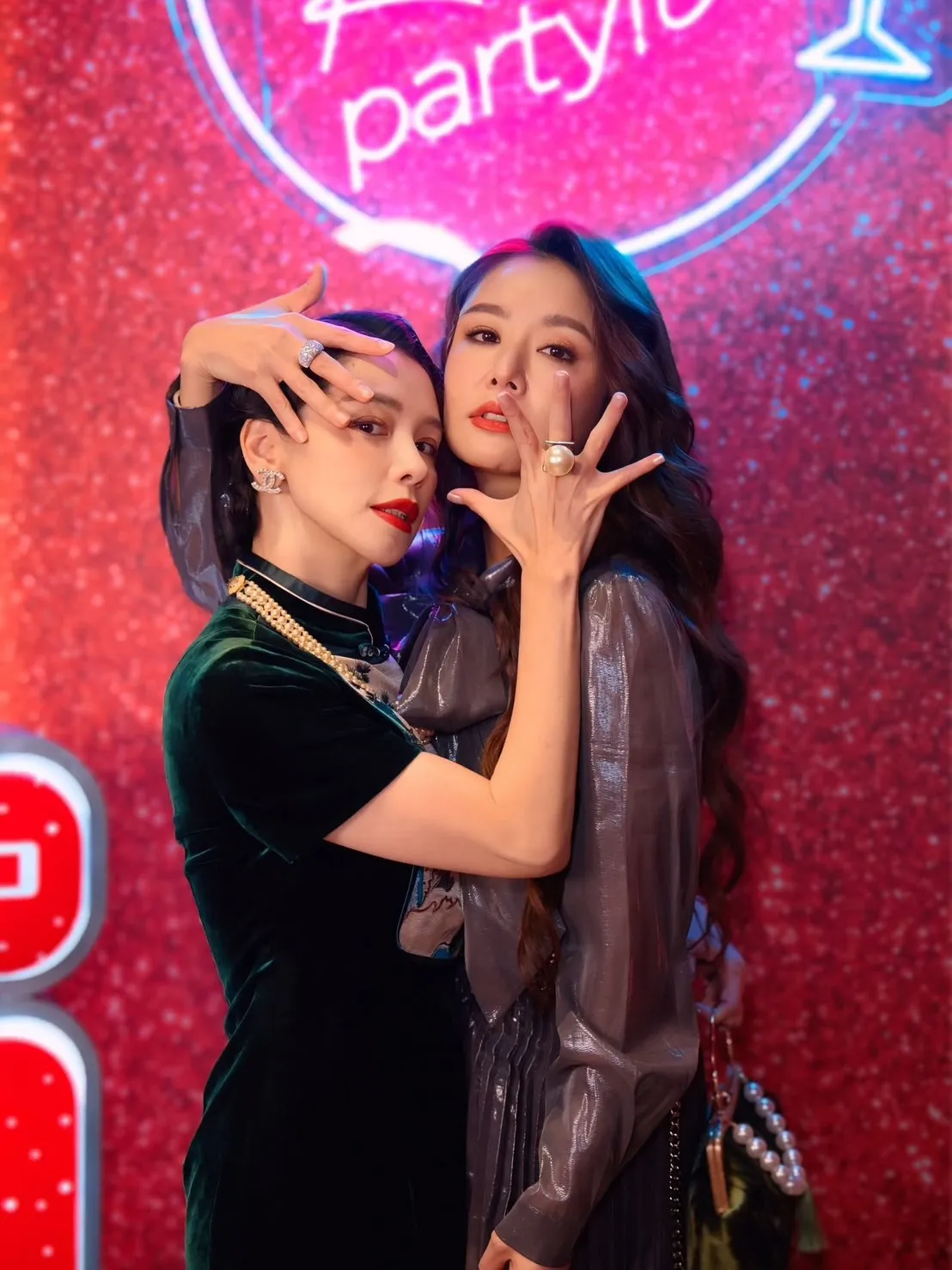 徐若瑄（左）直接穿旗袍來了，和林心如搞笑合影。翻攝自林心如臉書