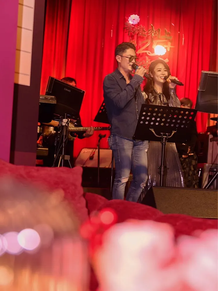 霍建華（左）戴上雷朋墨鏡造型帥氣，與林心如開心飆唱。翻攝自林心如臉書