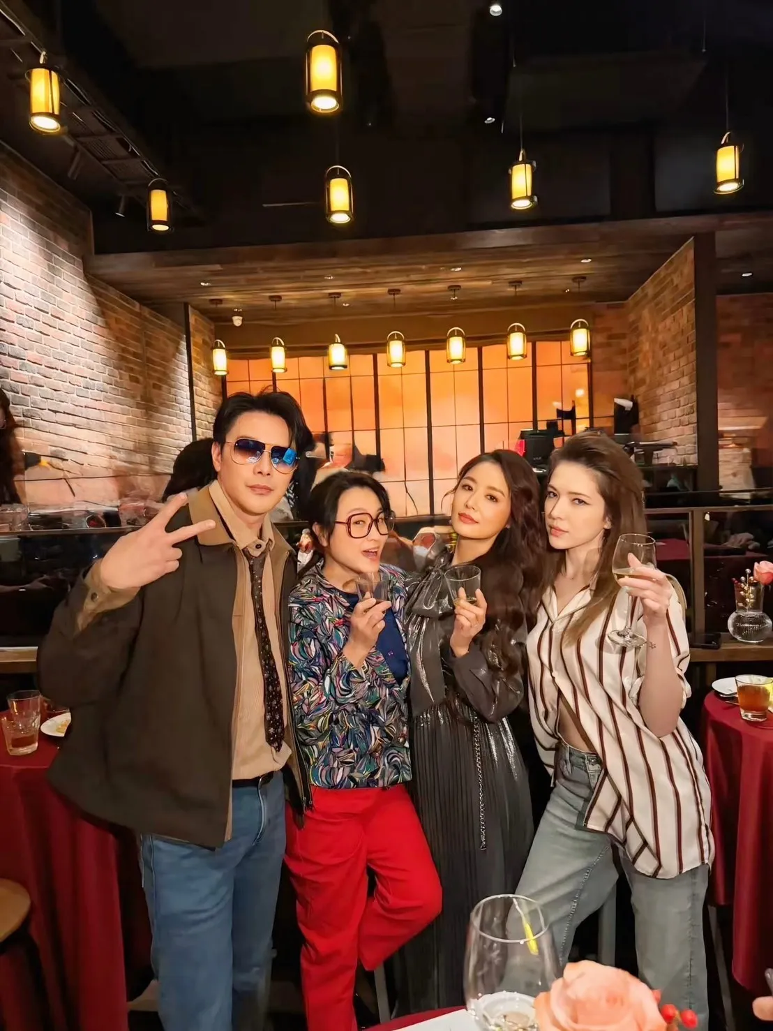 謝佳見（左起）、海裕芬、林心如、許瑋甯造型復古時尚。翻攝自林心如臉書