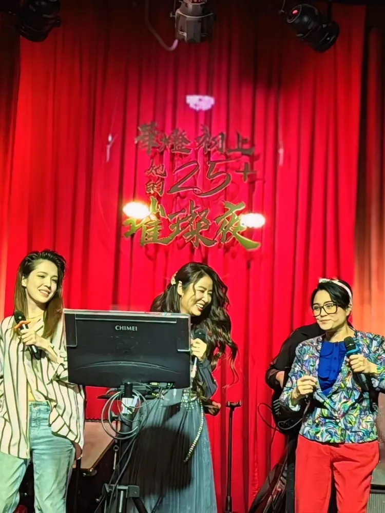 林心如（中）和許瑋甯（左）、海裕芬在台上笑得很開心。翻攝自林心如臉書