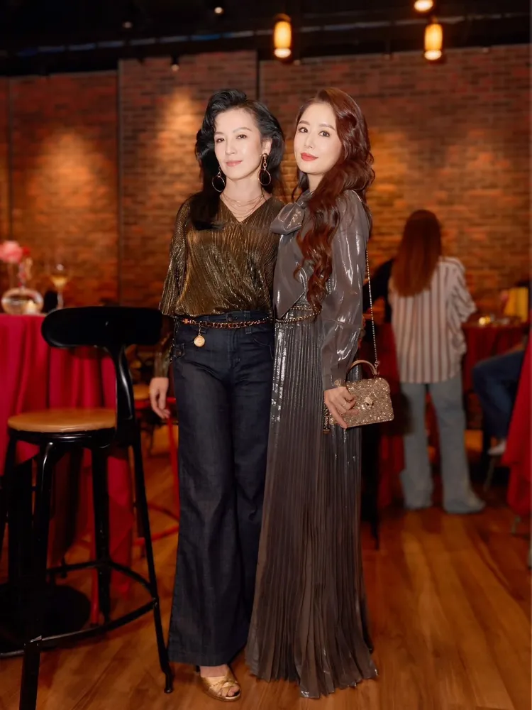 林熙蕾（左）為林心如慶生，超有誠意把瀏海直接吹成半屏山。翻攝自林心如臉書