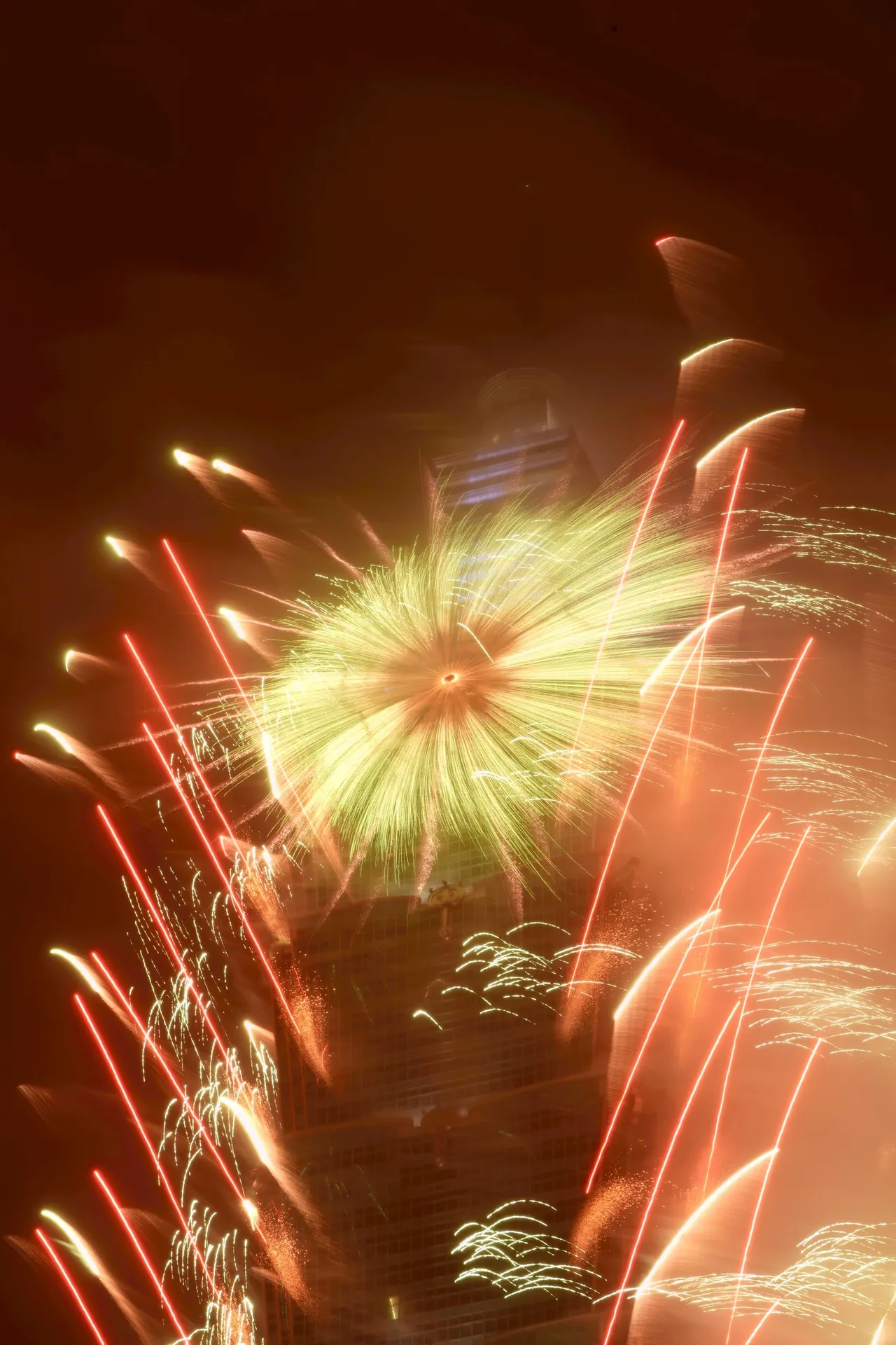 压轴段落烟火全面绽放，金色火花如同花朵在夜空中盛开，层层包覆台北101塔身，为2026年跨年烟火秀留下最璀璨的画面。彭欣伟摄
