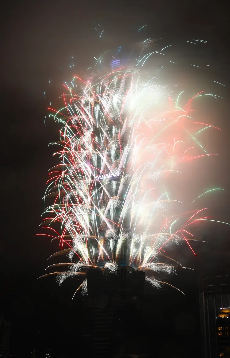 隨著音樂節奏推進，粉色、綠色等多色煙火同步升空，在低煙環境下層次分明，讓觀眾能清楚捕捉每一波煙火變化。莊宗達攝