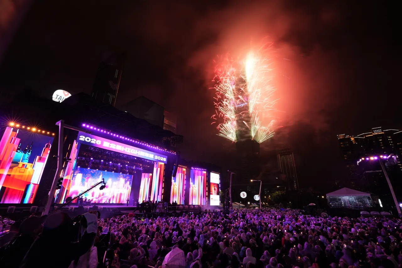 烟火进入高潮段落，火光与色彩包覆整栋台北101，城市天际线在光影中被重新描绘，也替2026年的第一刻留下最震撼的跨年记忆。彭欣伟摄
