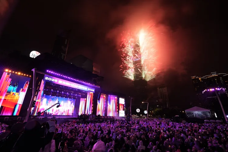 煙火進入高潮段落，火光與色彩包覆整棟台北101，城市天際線在光影中被重新描繪，也替2026年的第一刻留下最震撼的跨年記憶。彭欣偉攝
