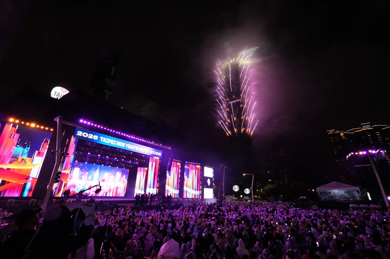 跨年夜现场人潮涌入市府广场，舞台灯光与大型萤幕率先点亮夜色，为2026台北跨年派对揭开序幕，现场气氛随著倒数时刻逐步升温。彭欣伟摄
