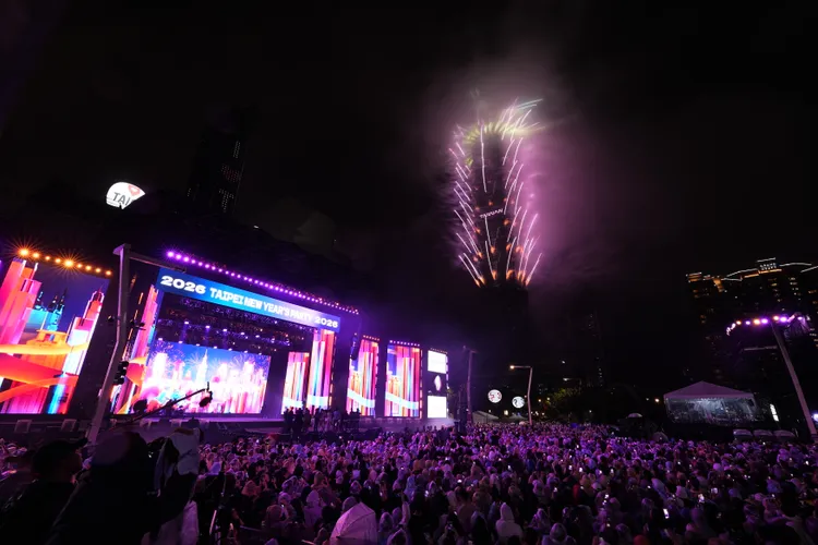 跨年夜現場人潮湧入市府廣場，舞台燈光與大型螢幕率先點亮夜色，為2026台北跨年派對揭開序幕，現場氣氛隨著倒數時刻逐步升溫。彭欣偉攝
