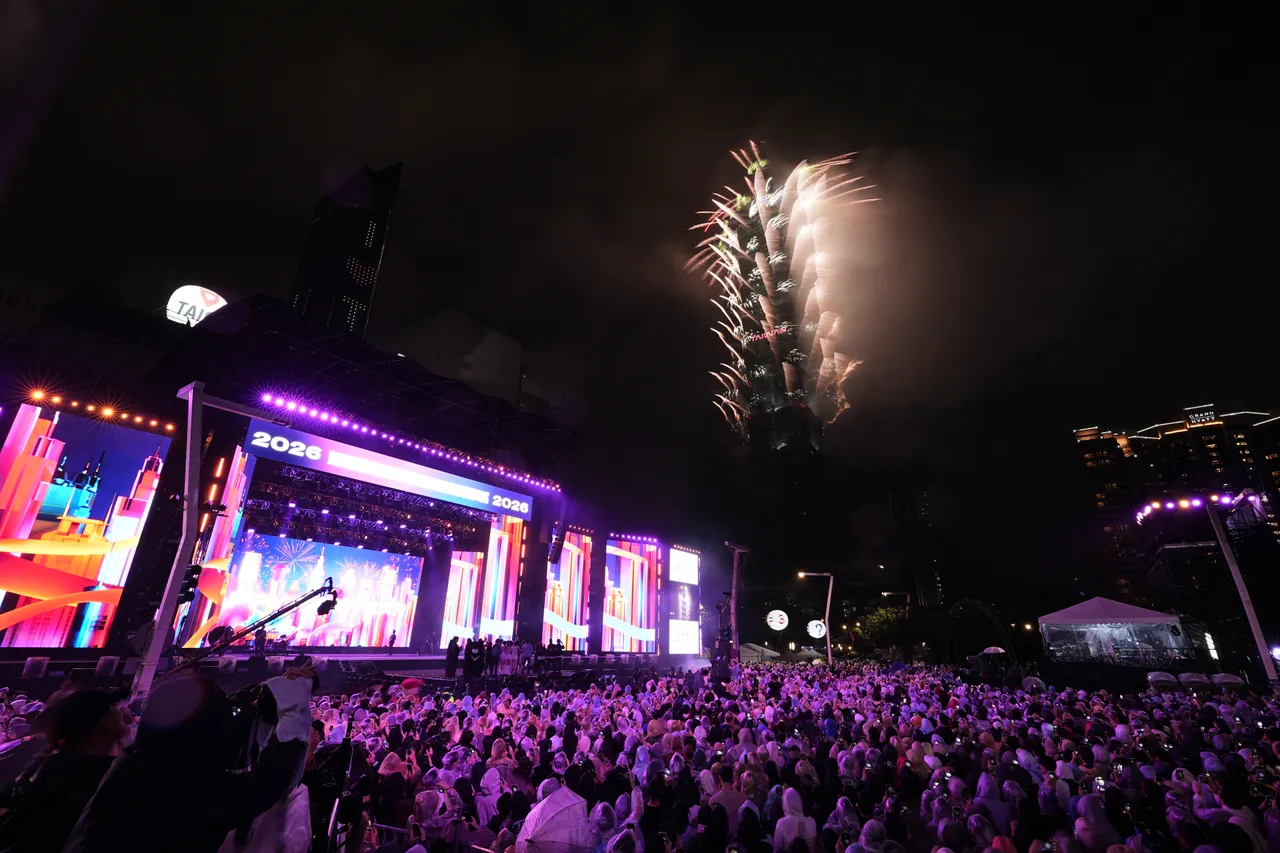 台北101跨年烟火正式登场，低烟烟火沿著塔身向上绽放，搭配光束特效与音乐节奏，让夜空画面更加清晰、层次分明。彭欣伟摄
