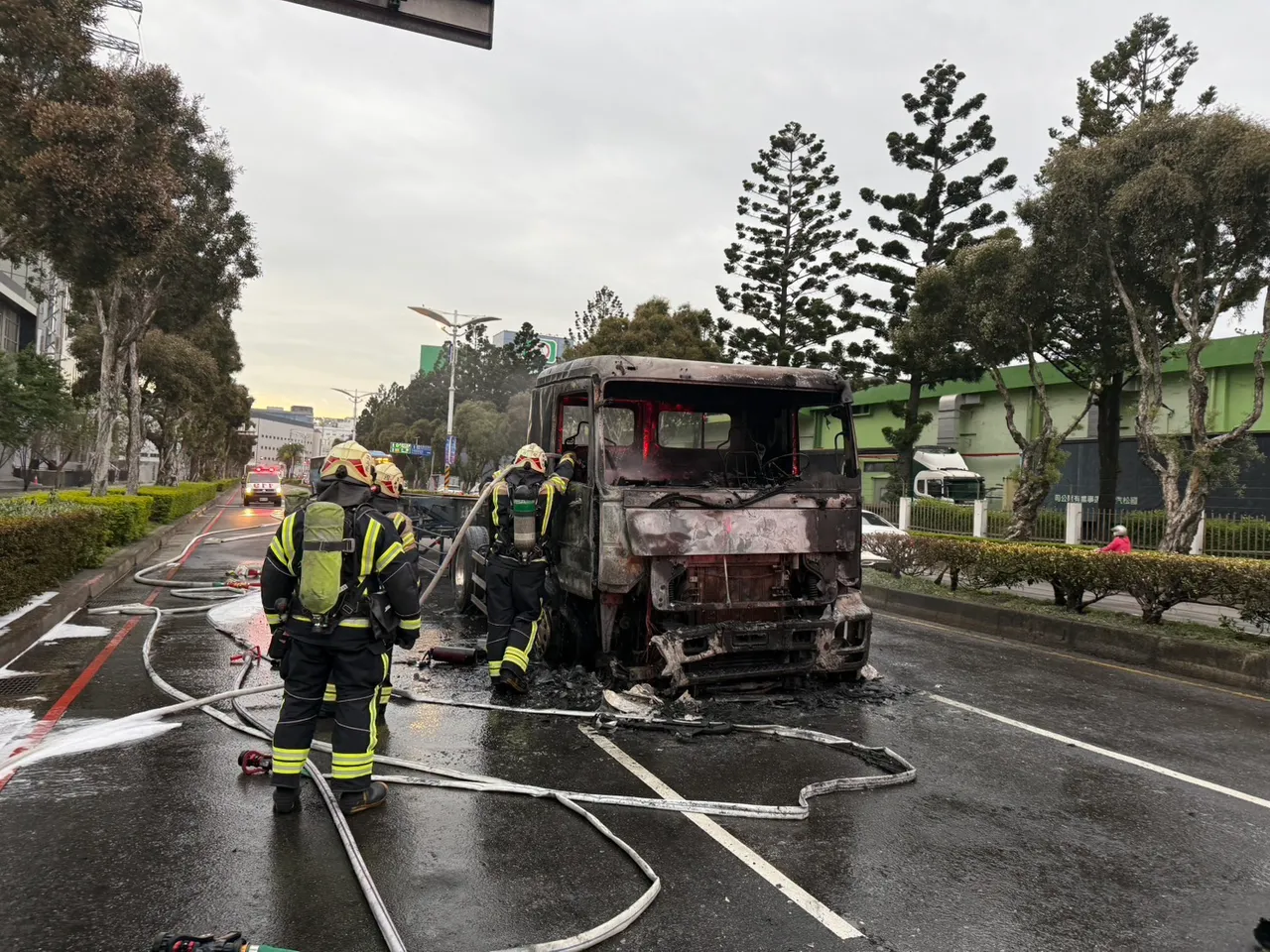 消防人員到場灌救。中壢警分局提供