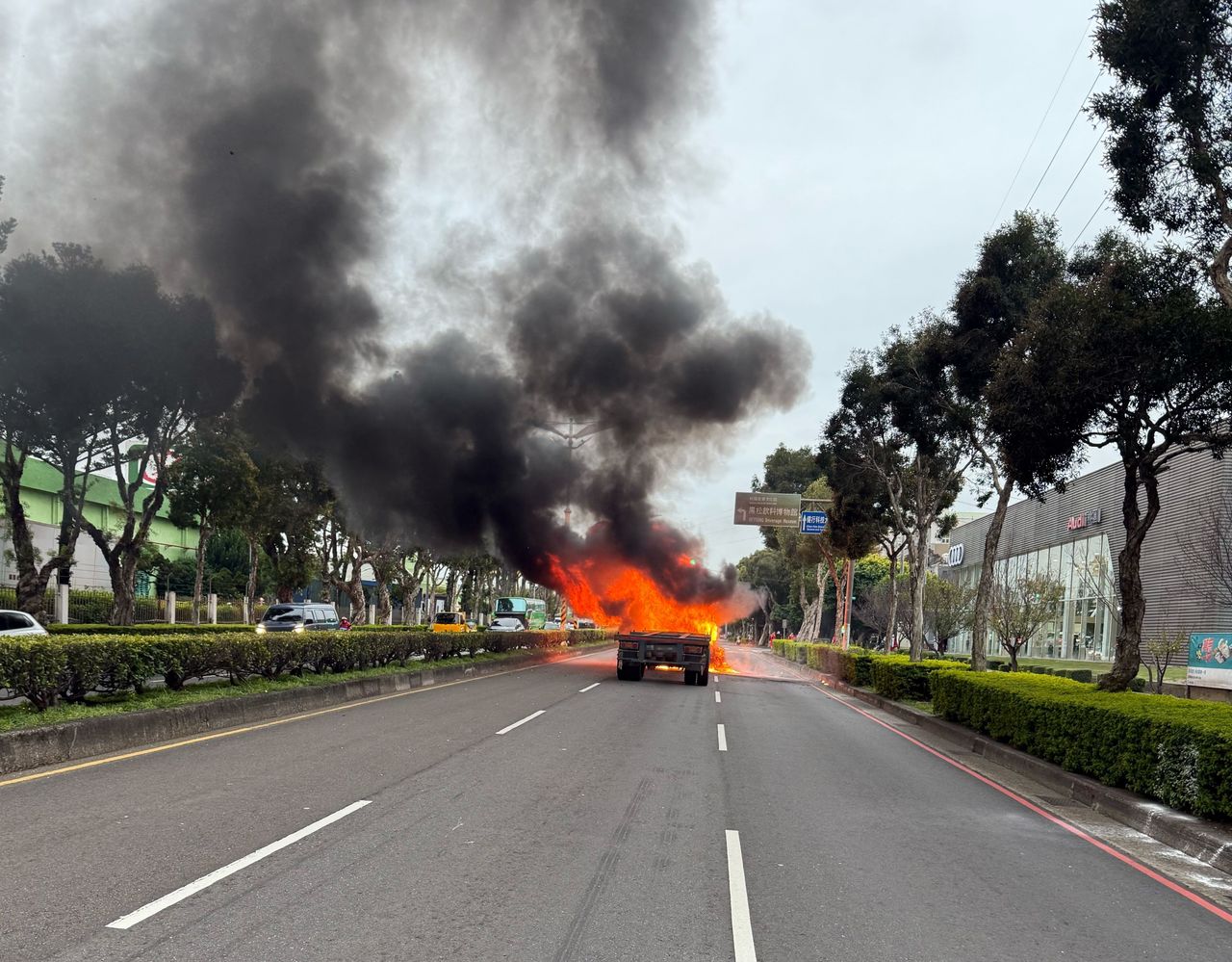 中壢聯結車火燒車 壢警即時啟動交通快打疏導
